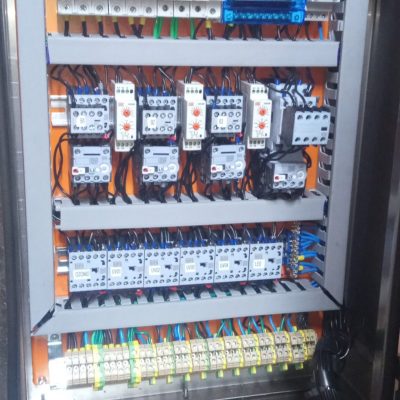 Painel de comando elétrico para lago ornamental da Genesis, desenvolvido para automação e controle de bombas, iluminação e sistemas auxiliares, com montagem profissional, segurança operacional e alta confiabilidade.