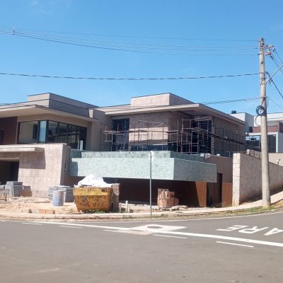 Instalação elétrica residencial completa executada com planejamento técnico, cabeamento organizado, quadro de distribuição dimensionado e montagem conforme normas de segurança, garantindo eficiência, confiabilidade e desempenho em residência de alto padrão.